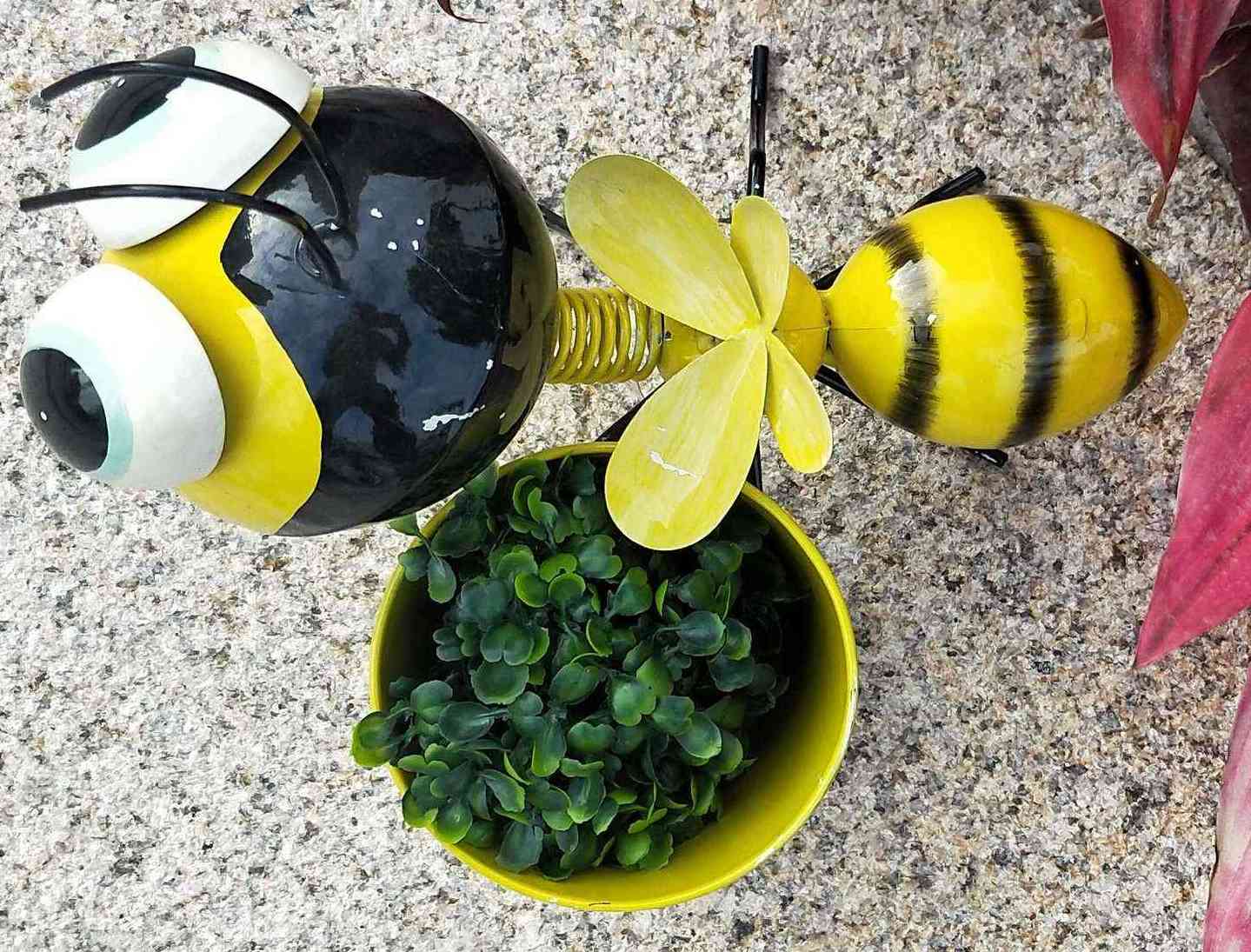 Venta al por mayor de metal interior macetas de plantas decorativas Cute Bee Fabricante